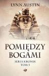 Seria kronik. Tom 5 - Pomiędzy bogami - Lynn Austin
